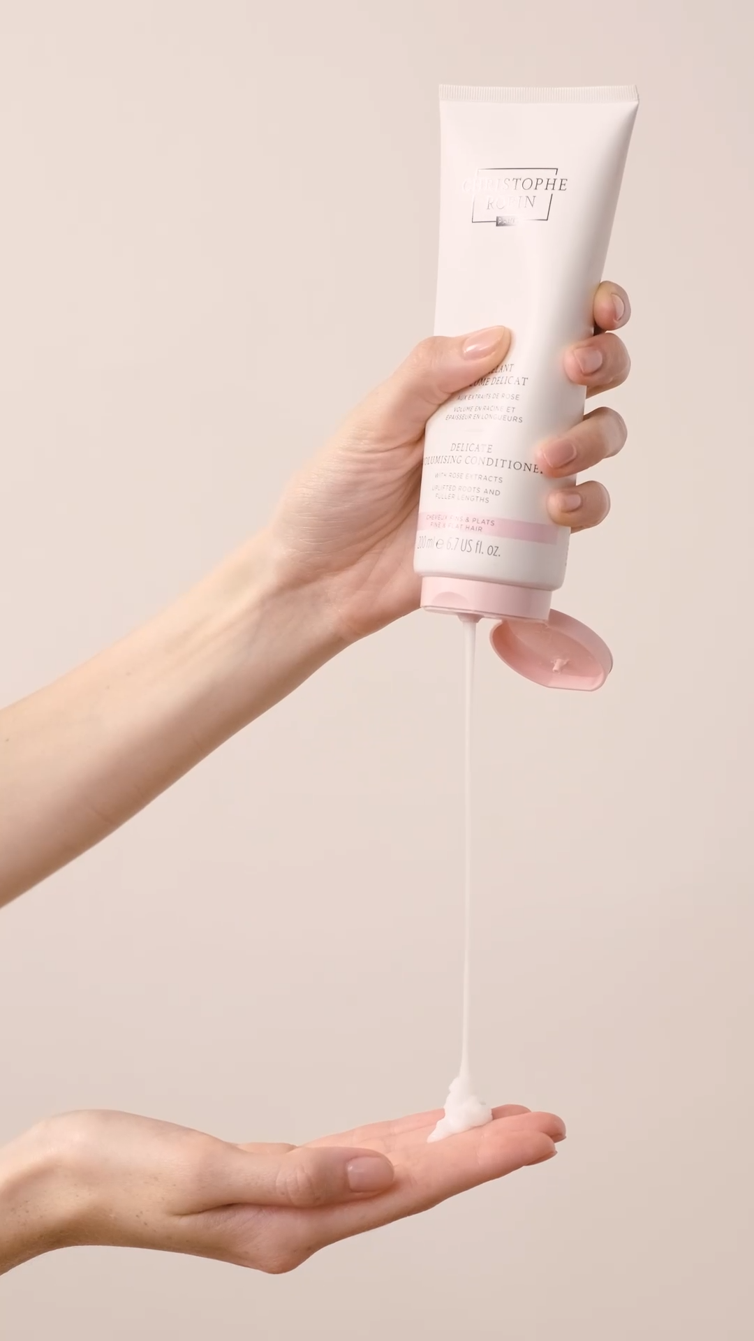 Christophe Robin 玫瑰豐盈護髮素 200ml 擠壓瓶口與輕盈乳霜質地近照