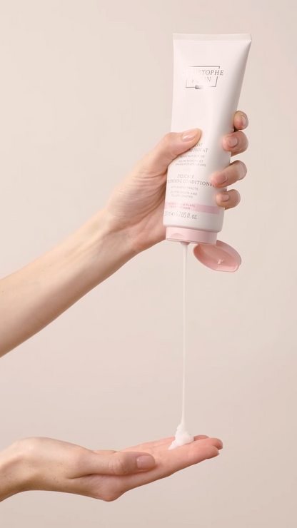 Christophe Robin 玫瑰豐盈護髮素 200ml 擠壓瓶口與輕盈乳霜質地近照
