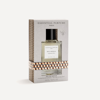 Essential Parfums 帝國之木淡香精外包裝盒與永續紙盒展示。