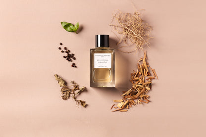 Essential Parfums 帝國之木淡香精羅勒、香根草與 Akigalawood 香調成分展示。