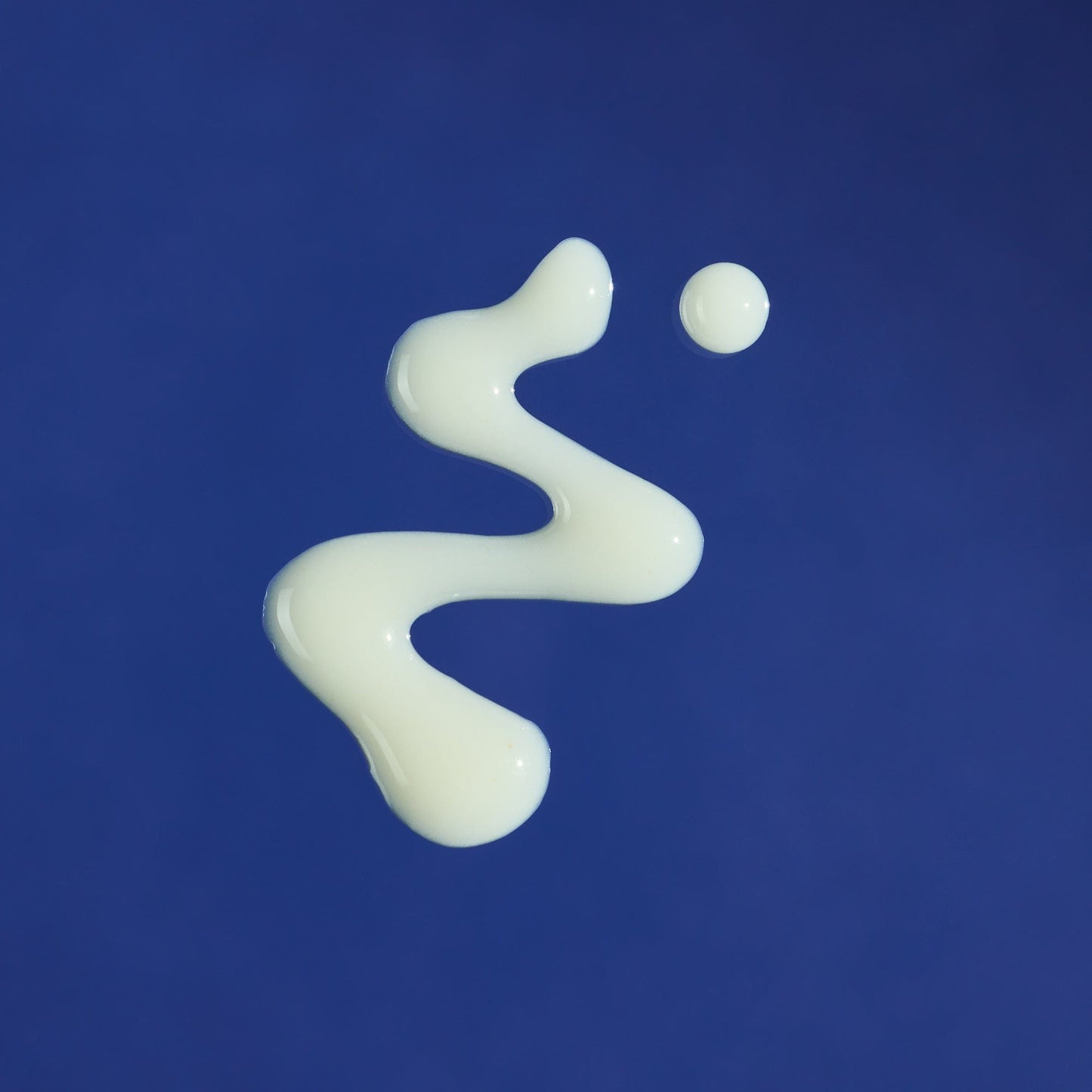 Neal's Yard Remedies 乳香緊緻精華 滴管與輕盈水潤質地特寫
