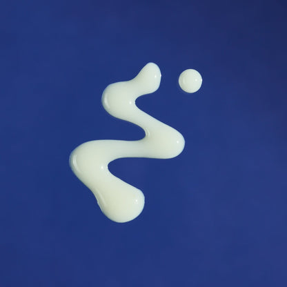 Neal's Yard Remedies 乳香緊緻精華 滴管與輕盈水潤質地特寫